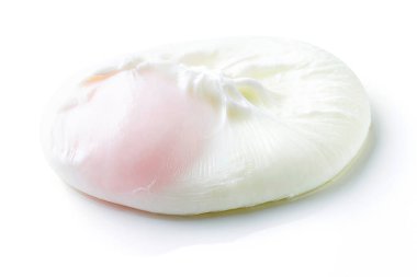 Beyaz arka planda izole edilmiş haşlanmış yumurta.