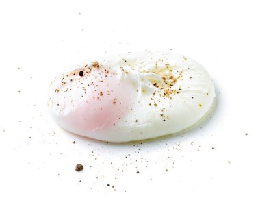 Beyaz arka planda izole edilmiş haşlanmış yumurta ve biber.