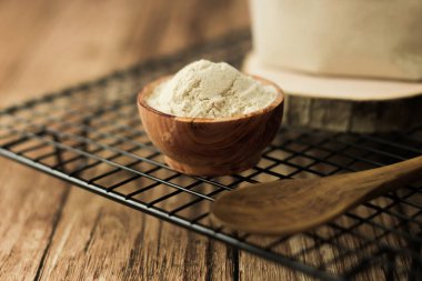 Pirinç kepeği, insan vücudunun sağlığı için faydalıdır, bunlardan biri kandaki yüksek kolesterol seviyesini düşürebilir. Seçici odak