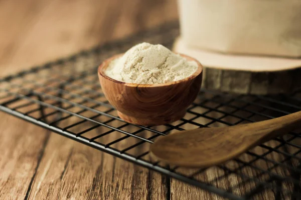 Pirinç kepeği, insan vücudunun sağlığı için faydalıdır, bunlardan biri kandaki yüksek kolesterol seviyesini düşürebilir. Seçici odak