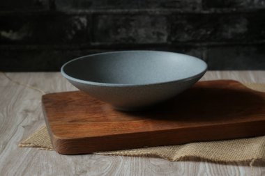 Kırsal bir mutfak havlusunda siyah arka planı olan ahşap bir masa. seçici odak.