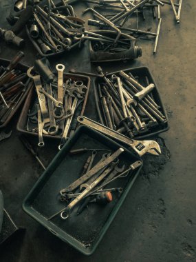 Yogyakarta, Endonezya - 11 Temmuz 2022: Yol kenarındaki motosiklet atölyesinde araç gereç