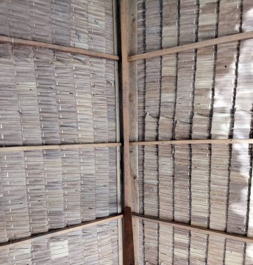 Batı Kalimantan (Borneo), Endonezya 'da kırsal kesimlerde yaygın olarak kullanılan palmiye yapraklarından yapılmış bir çatı.