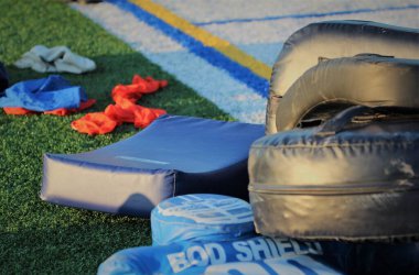 Futbol ekipmanları gün batımında sahada.