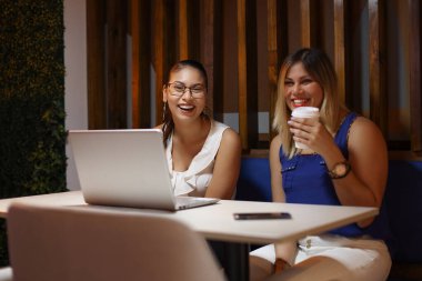 Girişimciler kameraya gülümseyen kadınlar. Yüksek kalite fotoğraf