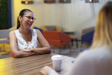 Kafede gülen arkadaşlar konuşuyor. Yüksek kalite fotoğraf