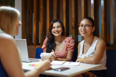 Kafede oturan öğrenciler arkadaş olarak konuşuyorlar. Yüksek kalite fotoğraf
