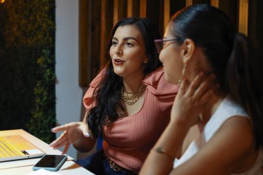 Kafede gülen arkadaşlar konuşuyor. Yüksek kalite fotoğraf