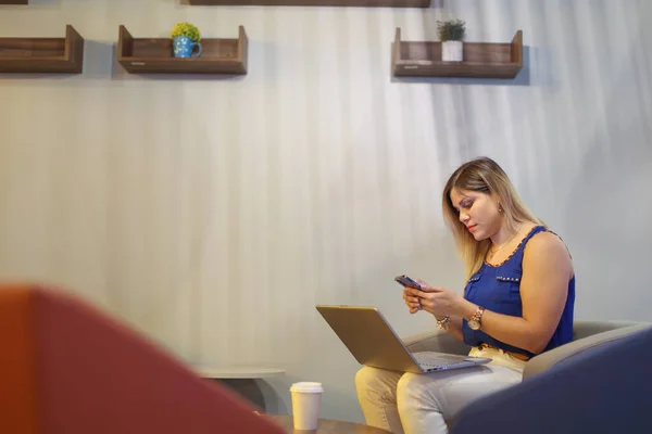 Girişimci Kız Bilgisayar ve Akıllı Telefonla Oturuyor. Yüksek kalite fotoğraf