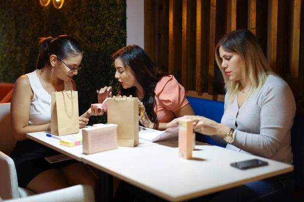 Girişimci Kadınlar İş Ürünleri Paketleme Gülümsemesi. Yüksek kalite fotoğraf