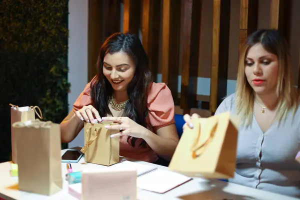 Girişimci Kadınlar İş Ürünleri Paketleme Gülümsemesi. Yüksek kalite fotoğraf