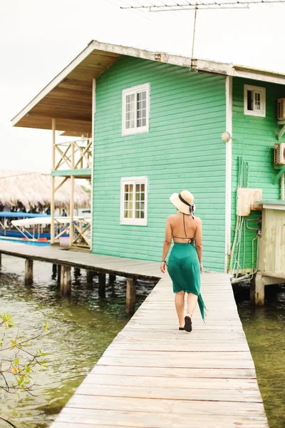 Şapkalı genç bir kadın Bocas del Toro Panama 'ya bakıyor. Yüksek kalite fotoğraf