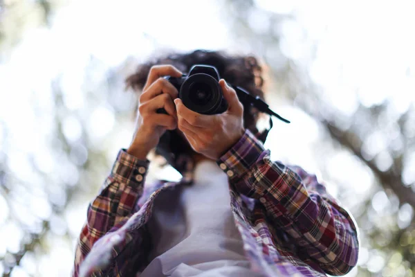 Kosta Rika 'da ormanda fotoğrafını çeken yüzsüz fotoğrafçı. Yüksek kalite fotoğraf