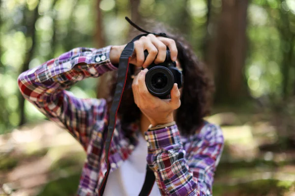 Kosta Rika 'da ormanda fotoğrafını çeken yüzsüz fotoğrafçı. Yüksek kalite fotoğraf