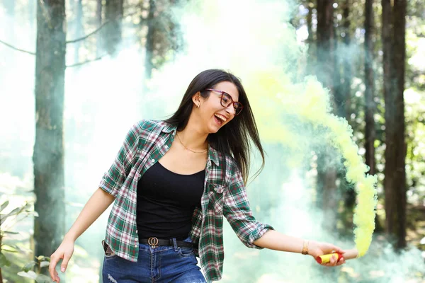 Kosta Rika 'ya gülümseyen, elinde sis bombası tutan, fotoşoplu genç bir kadın. Yüksek kalite fotoğraf