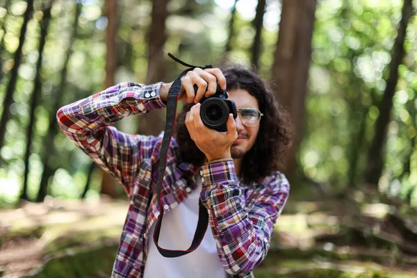 Genç Latin Fotoğrafçı Kosta Rika 'da ormanda fotoğrafını çekiyor. Yüksek kalite fotoğraf