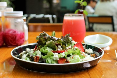 Ensalada de lechuga con fresas