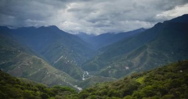 And Dağları 'nın Bolivya' daki zamanı. Güney Amerika 'da vadide ve yağmur ormanlarında zaman akışı