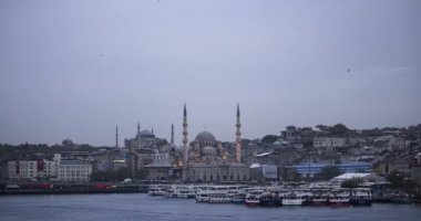 İstanbul, Türkiye 'de günden geceye zaman. Altın Boynuz ve Boğaz kıyısında Yeni Cami 'nin (Yeni Cami), Ayasofya (Aya Sofya) ve Ayasofya' nın (Hz.