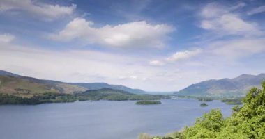 Lake District Ulusal Parkı zaman çizelgesi. Cumbria, İngiltere 'deki Derwentwater Gölü' nde güneşli bir günde bulutlar hareket ederken 4k zaman atlaması.