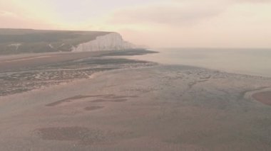 İngiltere 'nin South Downs Ulusal Parkı' nda gün batımında Seven Sisters uçurumları. Hava aracı görünümü