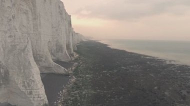Seven Sisters uçurumları, günbatımında ünlü bir İngiliz ve engin manzara, South Downs Ulusal Parkı. Hava aracı görünümü