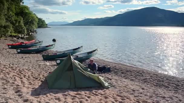 Man Setting Tent Boats Sandy Shore Caledonian Canal Loch Ness — стоковое видео