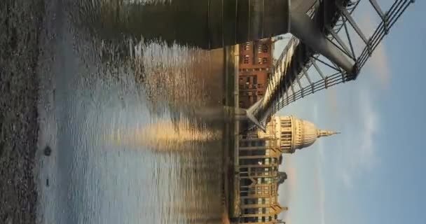 Vertical Video London Hyperlapse Timelapse Hyper Lapse Time Lapse River — Stockvideo