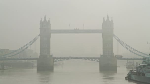 Tower Bridge Red London Bus Driving Foggy Misty Weather Conditions — Stockvideo