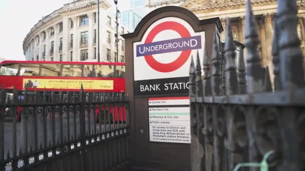 Bank Tube Station Red London Bus Coronavirus Pandemic Covid Lockdown — Stockvideo