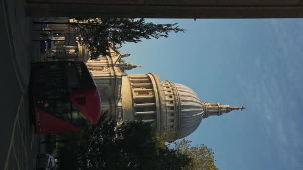 Vertical Video Pauls Cathedral Popular London Tourist Attraction Bright Blue — ストック動画