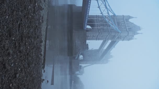 Vertical Video Tower Bridge River Thames Beach Low Tide Showing — Vídeos de Stock