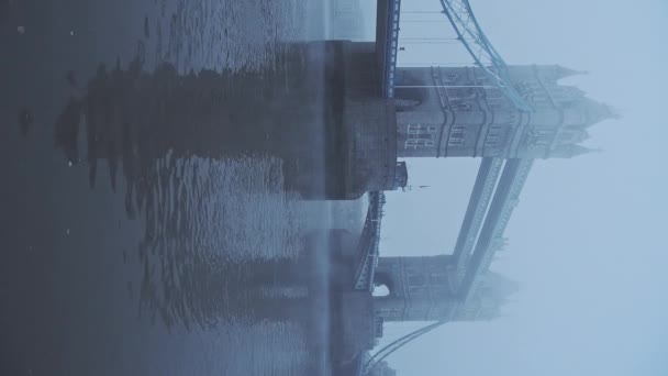 Vertical Video Tower Bridge River Thames Foggy Misty Weather Conditions — Vídeos de Stock