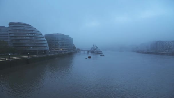 Туманная Туманная Река Темс Лондоне Первый День Блокировки Коронавируса Ковид — стоковое видео