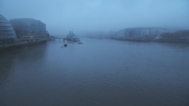 Foggy Misty River Thames London Coronavirus Covid Lockdown Day One — Stock video