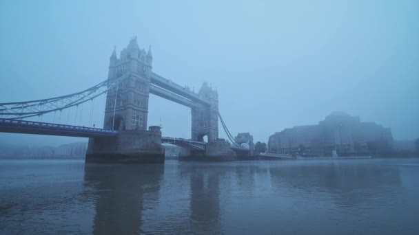 Tower Bridge River Thames Foggy Misty Atmospheric Moody Weather Conditions — Stockvideo