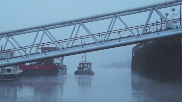 Boat River Thames Central London Cool Blue Misty Morning Day — Stockvideo