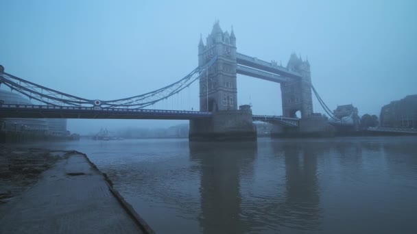 Tower Bridge Red London Bus Foggy Misty Atmospheric Moody Weather — Stockvideo