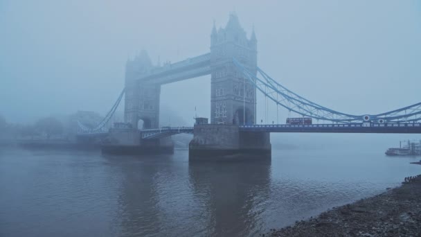 Tower Bridge Red London Bus Foggy Misty Atmospheric Moody Weather — Stockvideo