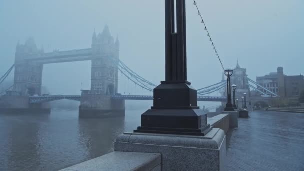 Coronavirus Covid Lockdown Day One Foggy Weather Conditions Tower Bridge — 图库视频影像