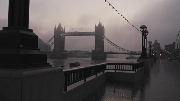 Tower Bridge River Thames Iconic London Skyline Scene Beautiful Misty — 비디오