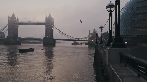 Tower Bridge River Thames Iconic London Skyline Scene Beautiful Misty — Stock Video