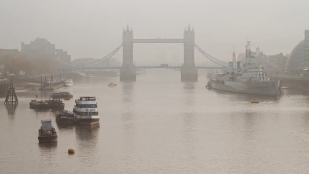 Tower Bridge Red London Bus Driving Foggy Misty Weather Conditions — Stockvideo