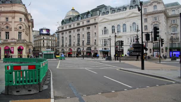 Empty Tourist Attraction Roads London Covid Coronavirus Lockdown Piccadilly Circus — Stock Video