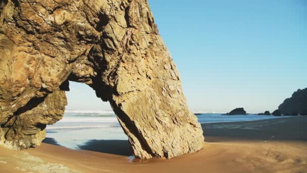 Lisbon Beach Dramatic Portugal Coast Arch Rock Formation Beautiful Coastal — ストック動画
