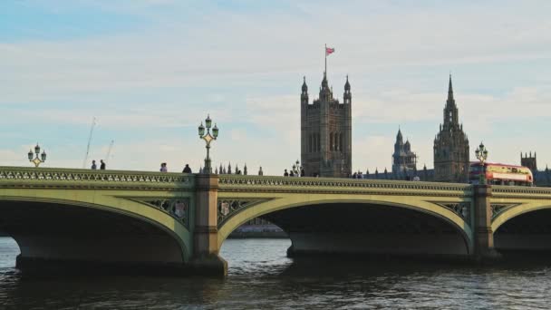 River Thames Houses Parliament Popular Building Tourist Attraction Place Visit — 图库视频影像
