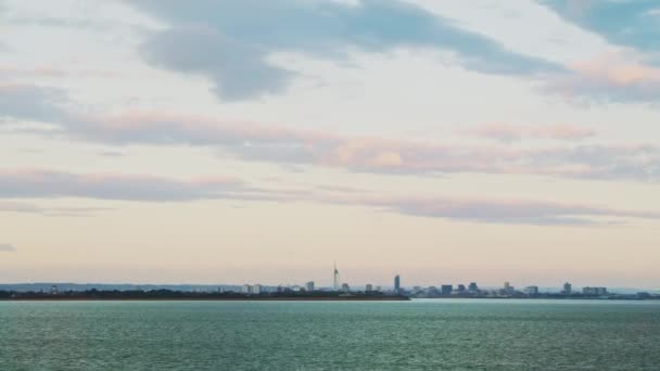 Portsmouth Spinnaker Tower City Skyline Sunset Sky Seen Solent Isle — ストック動画