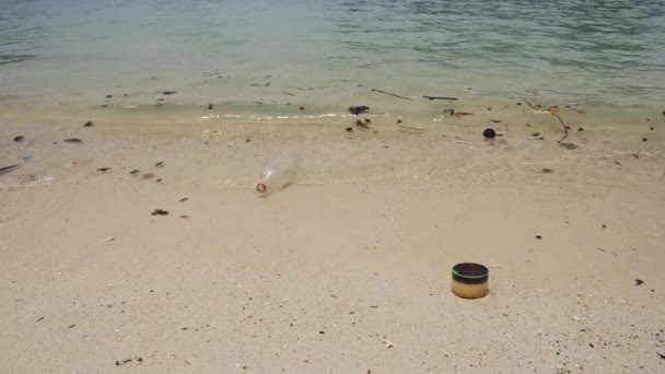 Single Use Plastic Bottle Floating Ocean Sea Water Beach Rubbish — ストック動画