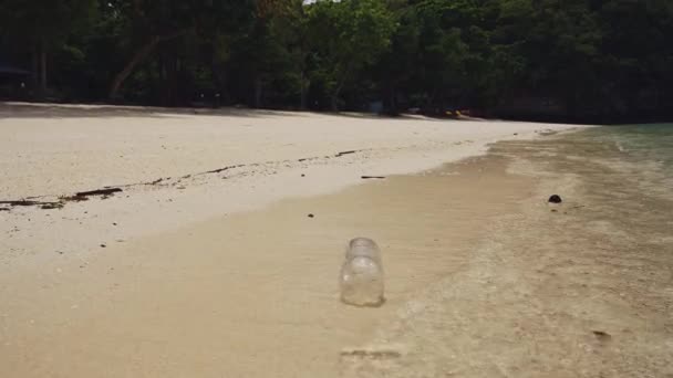 Rubbish Beach Single Use Plastic Bottle Waves Sandy Shore White — Vídeos de Stock