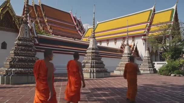 Buddhist Monks Walking Temple Bangkok Thailand Temple Reclining Buddha Aka — 图库视频影像